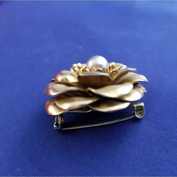 CORO VINTAGE WILD ROSE BROOCH/PIN WITH PEARL CENTER EUC - Picture 7 of 10